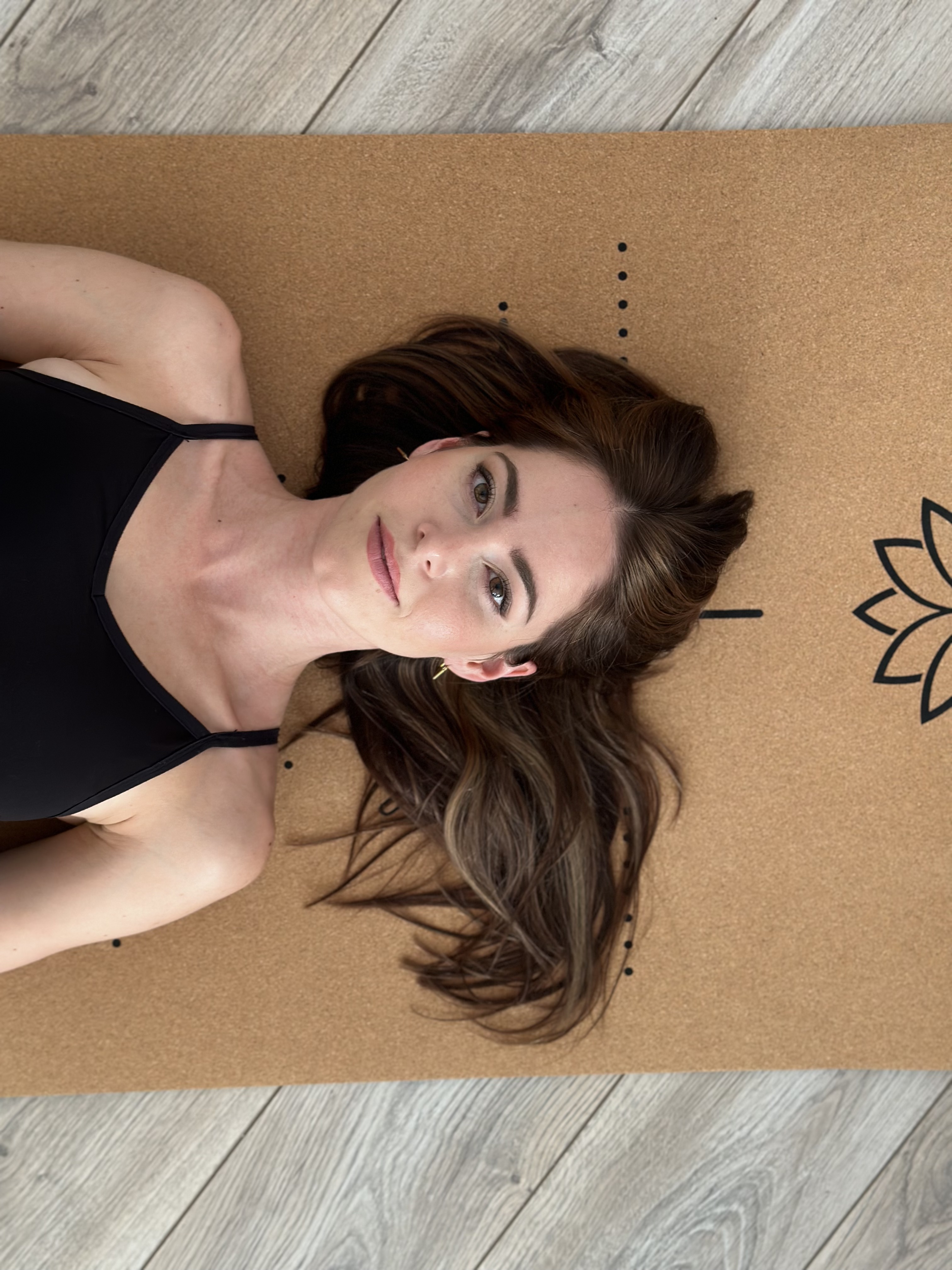 Terez Hrušková při relaxaci na lekci Slow Pilates v Domažlicích